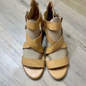 American Eagle size 11 strappy leather summer sandals with heels